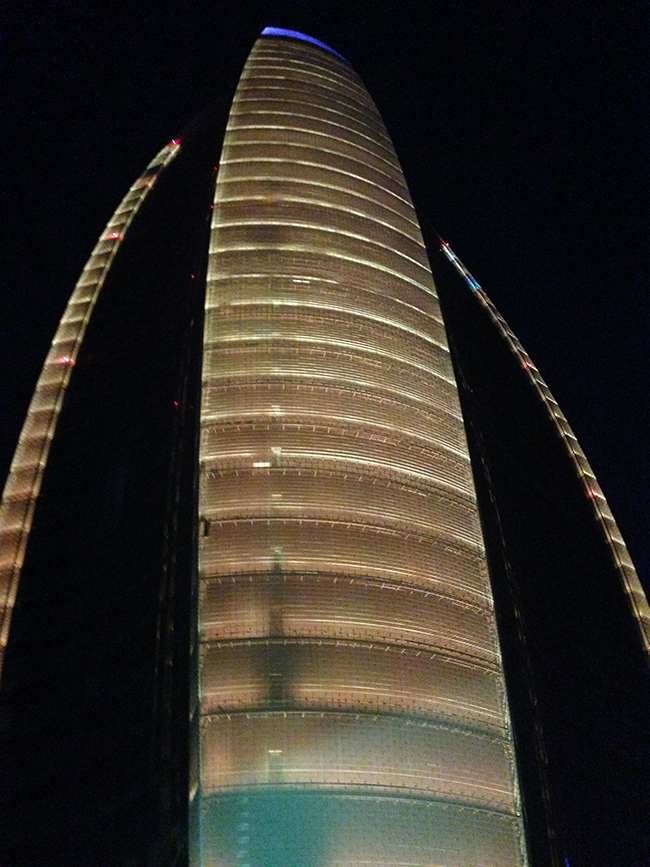 Diferentes iluminaciones del nuevo edificio de Diario del Pueblo