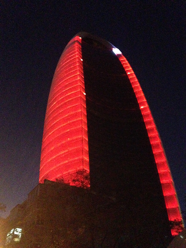 Diferentes iluminaciones del nuevo edificio de Diario del Pueblo