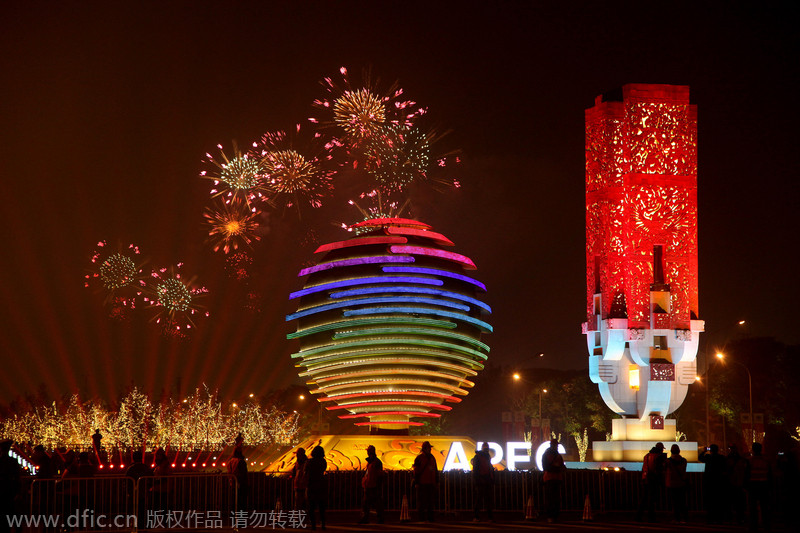 Ensayan espectáculo de fuegos artificiales para APEC