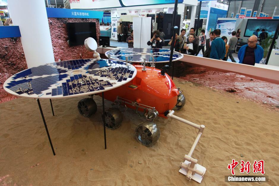 El prototipo del vehículo automatizado Mars Rover (el explorador de Marte) de fabricación China atrae a los visitantes en Shanghai, durante la Feria Internacional Industrial 2014. Sobre la base tecnológica del primer vehículo lunar chino, conocido como "Conejo de Jade", el Instituto de Investigaciones de Ingeniería Aeroespacial de Shanghai, en colaboración con otros institutos extranjeros, llevó a cabo la investigación, desarrollado numerosos prototipos digitales. [Foto/CNS]