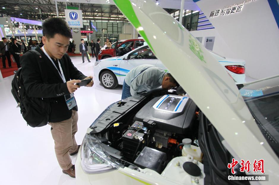 En la Feria Internacional del la Industria 2014, se exhiben más de 20 tipos de vehículos que trabajan con energías limpias, fabricados por 10 empresas de diferentes países, entre las que se incluyen Shanghai Automotive Industry Corporation, Changan y Tesla. [Foto/CNS]