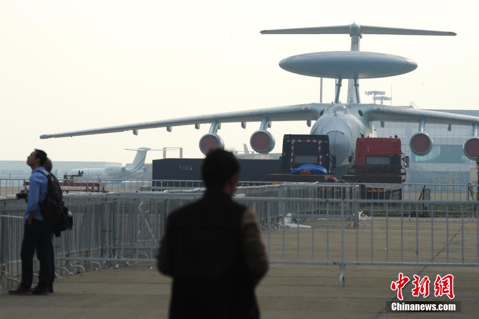 La Expo del Aire China 2014 exhibe aviones de transporte, de reconocimiento, de combate, naves no tripuladas, radares y equipos de comunicación. Zhuhai, Guangdong. (Foto: Chen Wen)