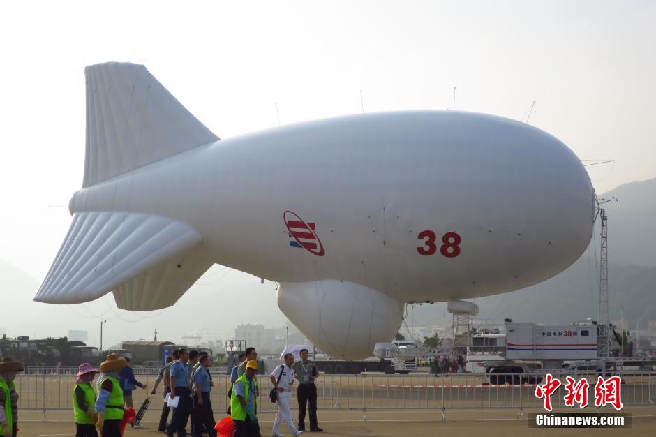 La Expo del Aire China 2014 exhibe aviones de transporte, de reconocimiento, de combate, naves no tripuladas, radares y equipos de comunicación. Zhuhai, Guangdong. (Foto: Chen Wen)