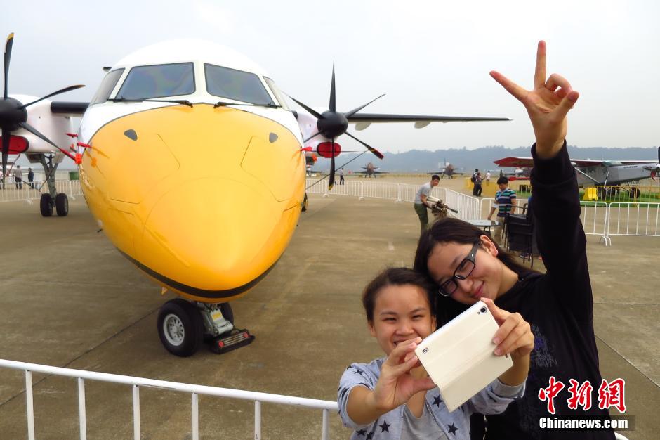 La Expo del Aire China 2014 exhibe aviones de transporte, de reconocimiento, de combate, naves no tripuladas, radares y equipos de comunicación. Zhuhai, Guangdong. (Foto: Chen Wen)