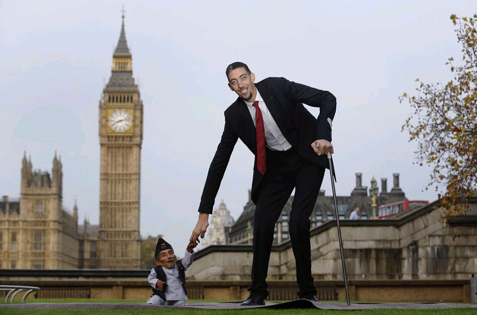 El gigante K?sen y el diminuto Bahadur toman té en Londres