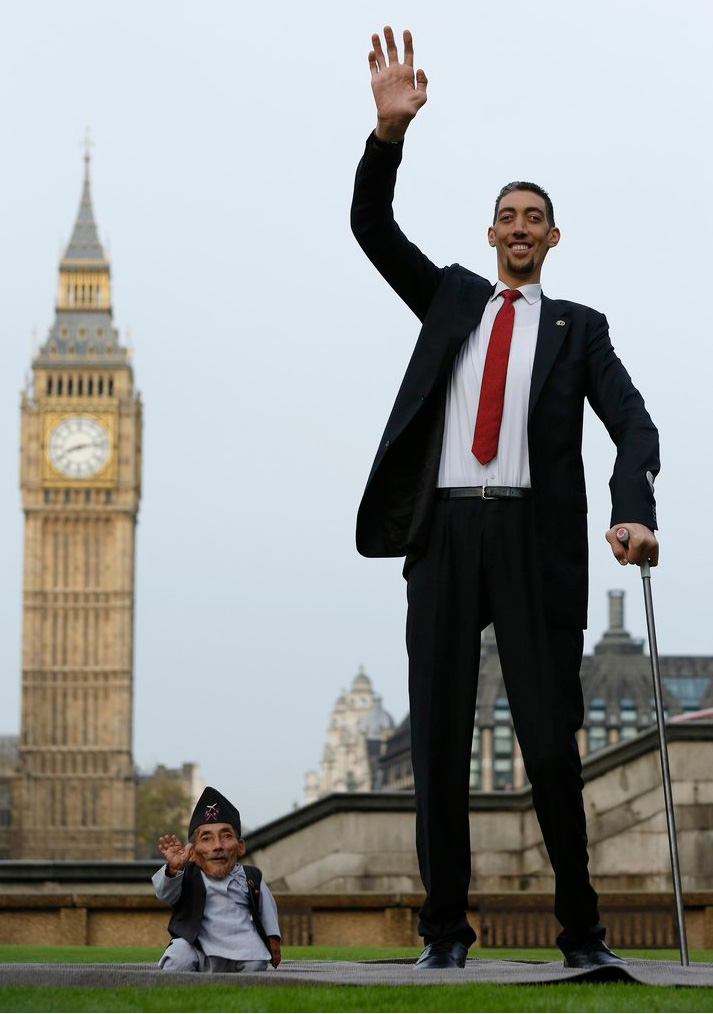 El gigante K?sen y el diminuto Bahadur toman té en Londres