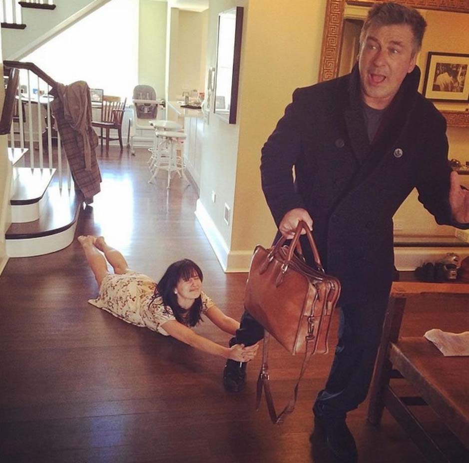 Hilaria Baldwin exhibe su maestría en el Yoga