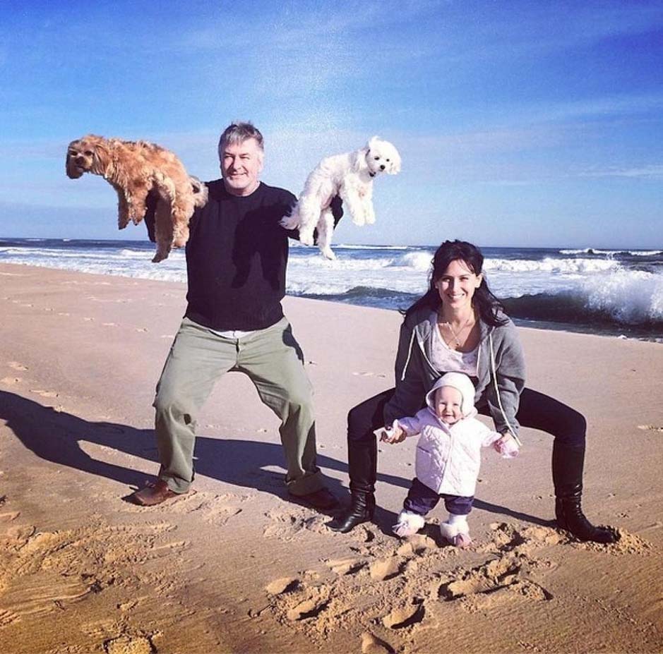 Hilaria Baldwin exhibe su maestría en el Yoga