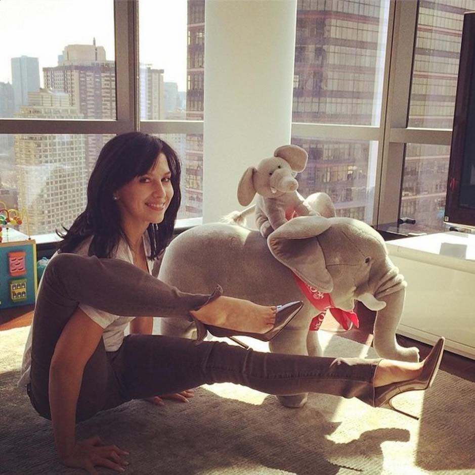 Hilaria Baldwin exhibe su maestría en el Yoga