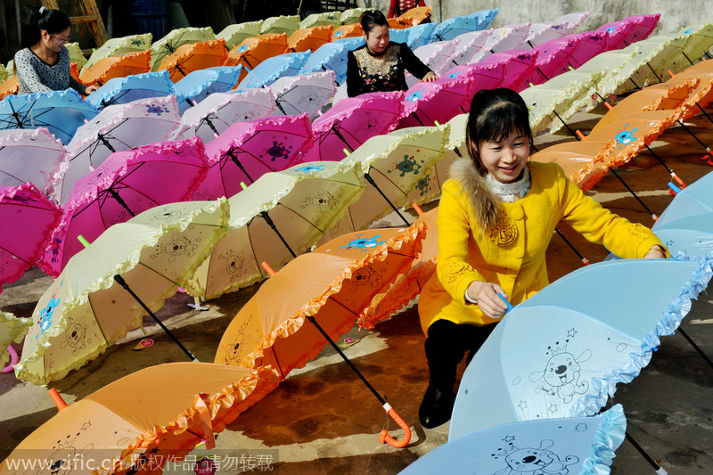 Las trabajadoras secan los paraguas en un pueblo de la ciudad de Dexing, en la provincia de Jiangxi, el 29 de noviembre de 2014. [Foto/IC]