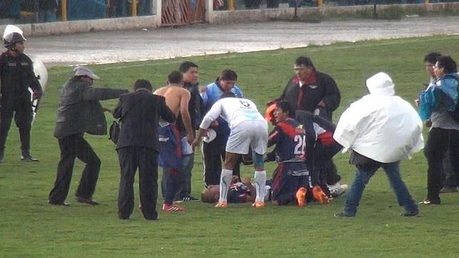 Un rayo alcanza a un jugador y un árbitro durante un partido