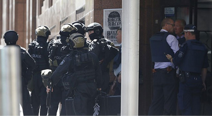 Desconocido con bandera islámica retienen a rehenes en una cafetería de Sydney