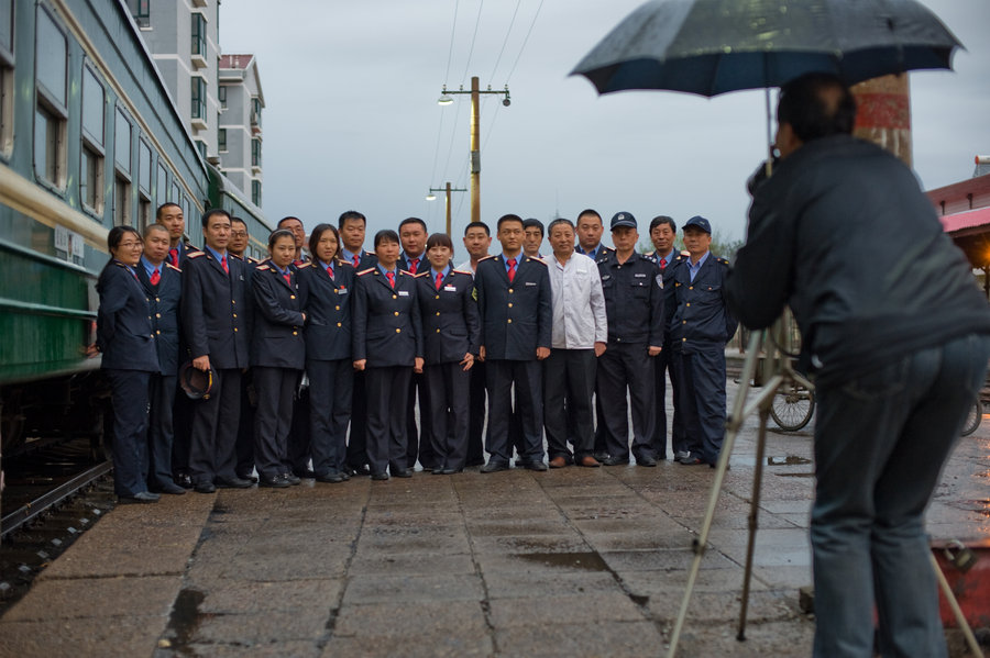 En la estación de Zhangjiakou, los trabajadores ferroviarios se toman una foto delante de un veterano "verde". Zhangjiakou,  Hebei. (Foto: CFP)