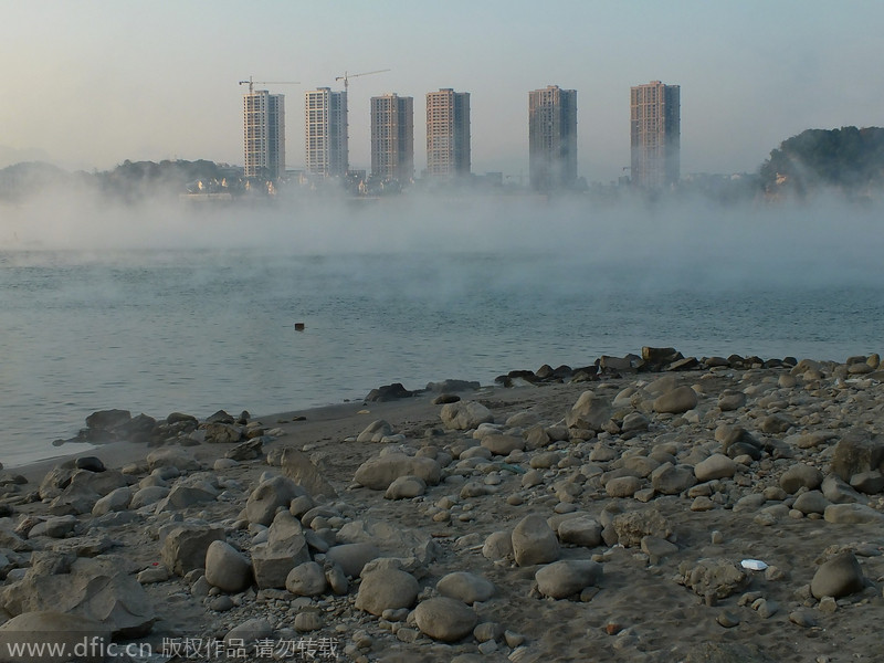 Niebla matinal en el río Yangtze