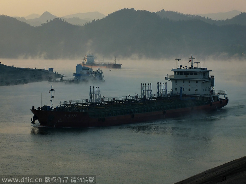 Niebla matinal en el río Yangtze