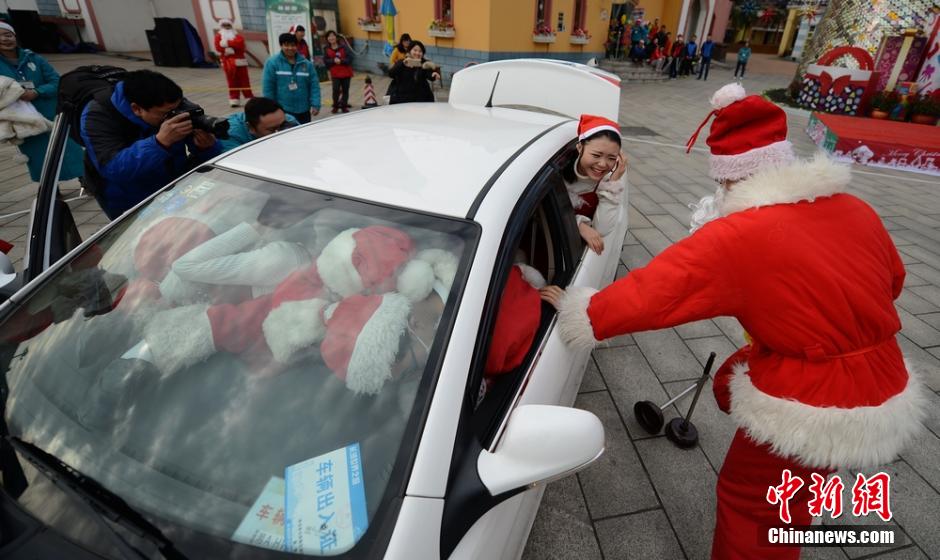 19 Papá Noel en un coche para dar la bienvenida a la Navidad