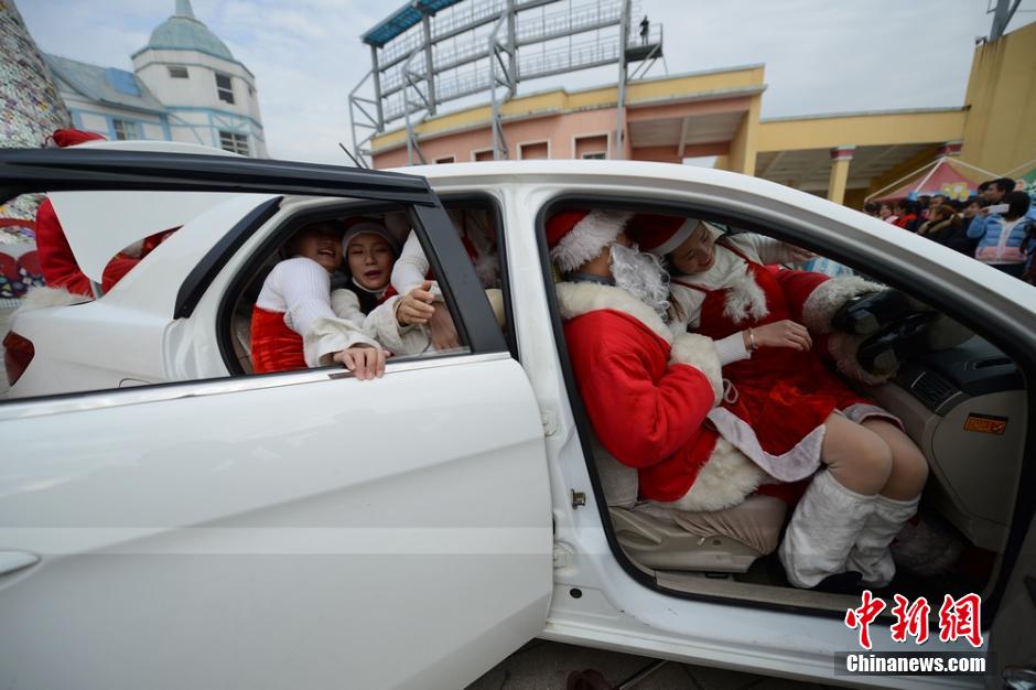 19 Papá Noel en un coche para dar la bienvenida a la Navidad