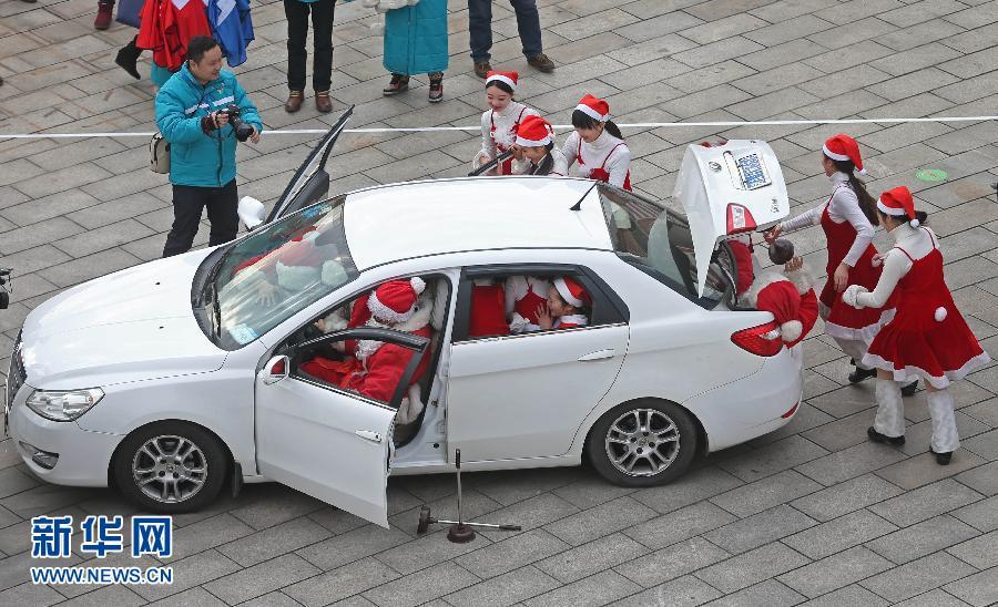 19 Papá Noel en un coche para dar la bienvenida a la Navidad