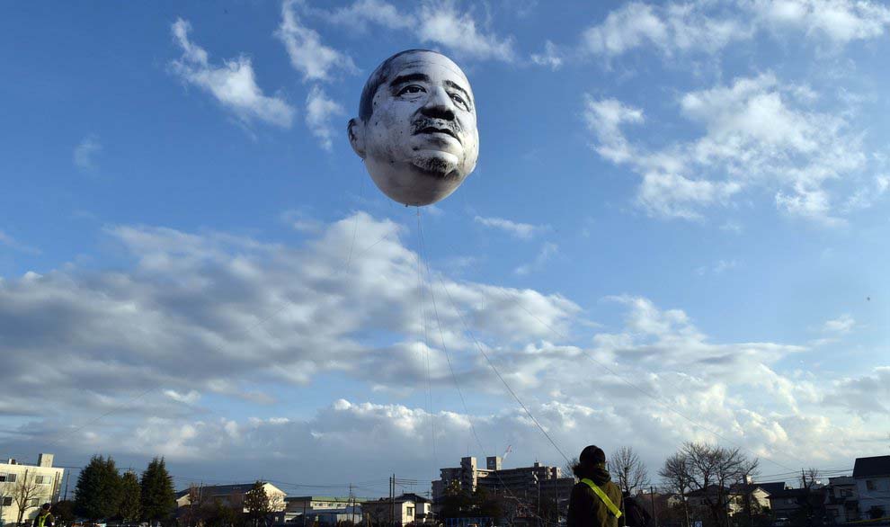 Aparece en el cielo japonés un gigante globo de ¨cara de tío¨