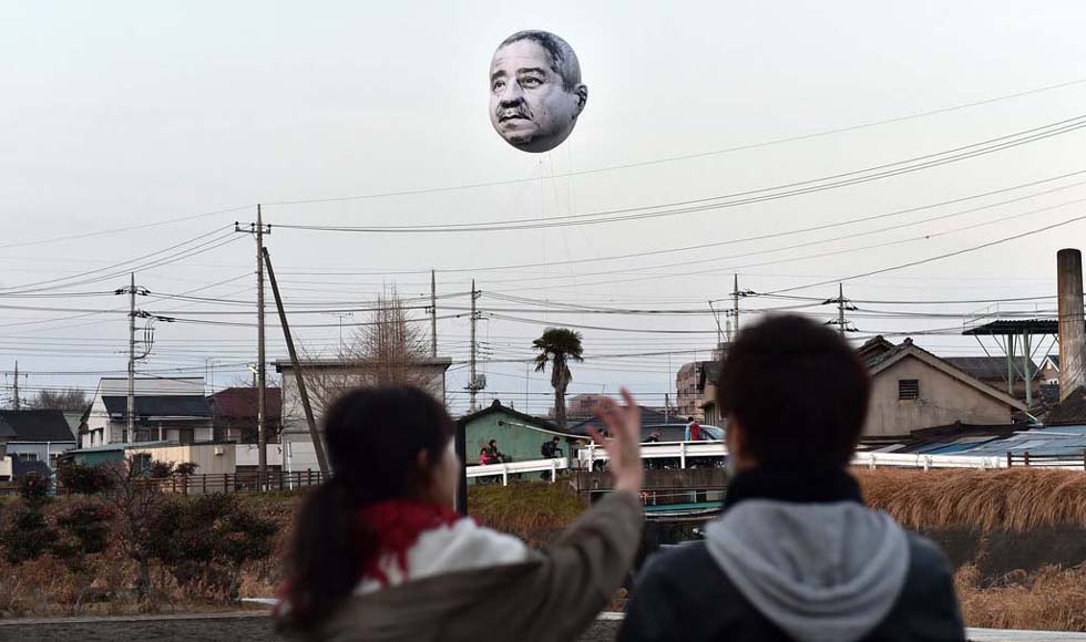 Aparece en el cielo japonés un gigante globo de ¨cara de tío¨