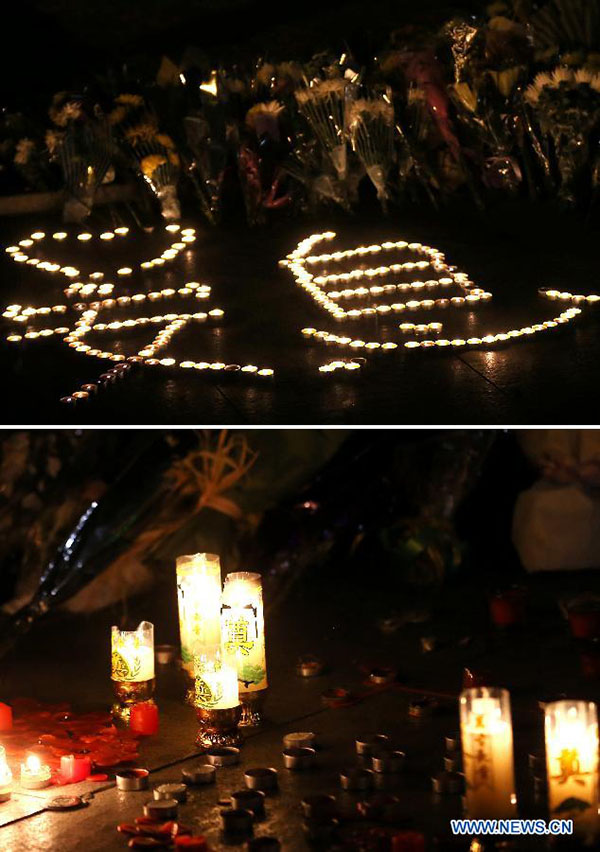 La gente vela por las víctimas de la estampida de Shanghai