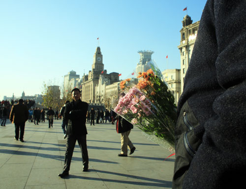 La gente vela por las víctimas de la estampida de Shanghai