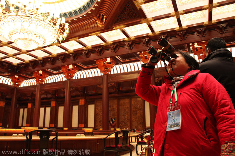 Visitantes observan el centro de convenciones del lago Yanqi, el 1 de enero de 2015. [Foto/IC]