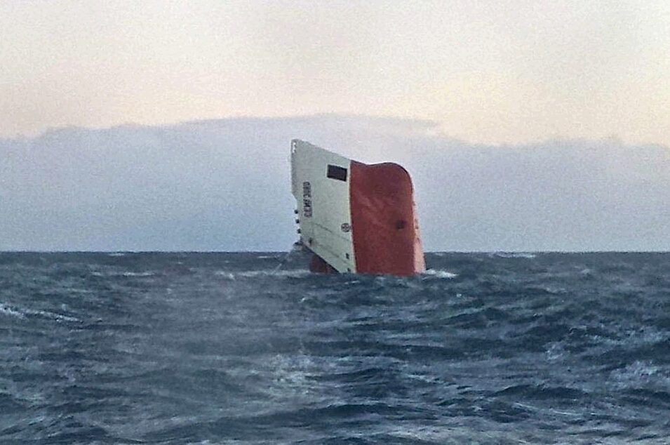 Ocho desaparecidos al volcar un barco de carga cerca de Escocia