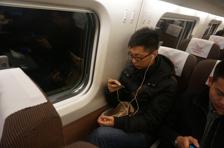 Wang Han, que vive en Yanjiao pero trabaja en Zhichunlu, en Pekín, dijo que con el tren bala D9022 se ahorra más de 30 minutos de su casa al trabajo cada ma?ana. [Fotografía de Zhang Xiang/chinadaily.com.cn]