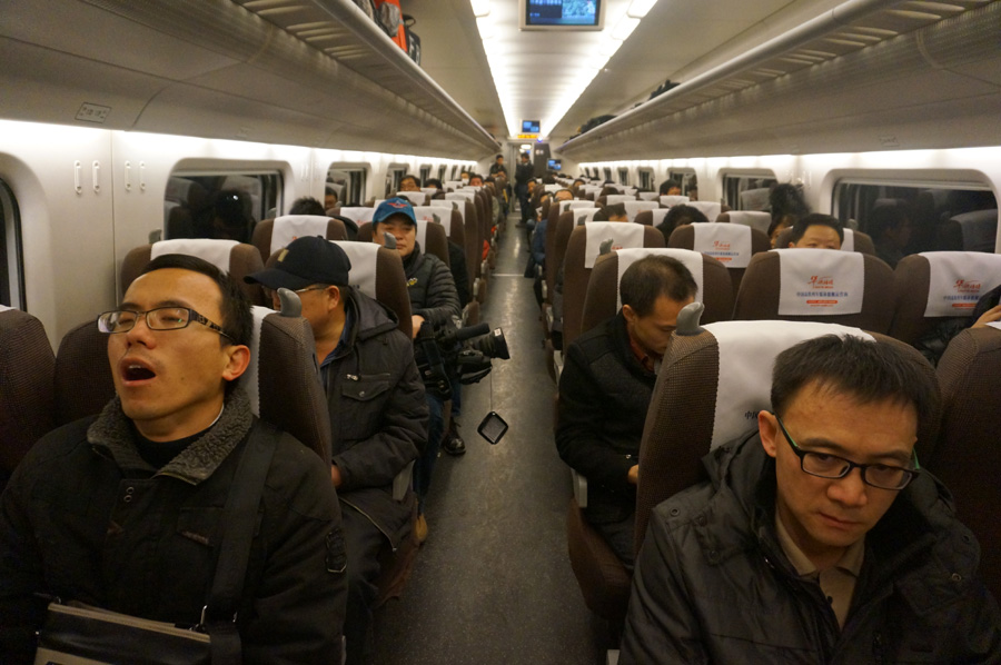 Vista del tren bala D9022. Algunos pasajeros dijeron que el tren, que parte a las 6:46 desde Yanjiao hacia Pekín, sale demasiado temprano por la ma?ana. [Fotografía deZhang Xiang/chinadaily.com.cn]