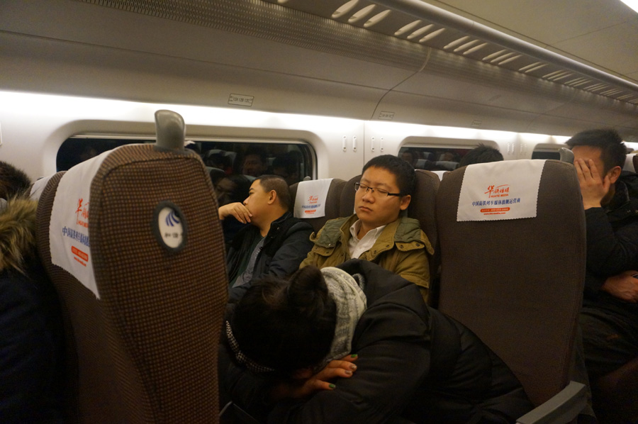 Algunos pasajeros se quedaron dormidos en el tren al poco de salir de la estación de Yanjiao a las 6:46 de la ma?ana. [Fotografía de Zhang Xiang/chinadaily.com.cn]