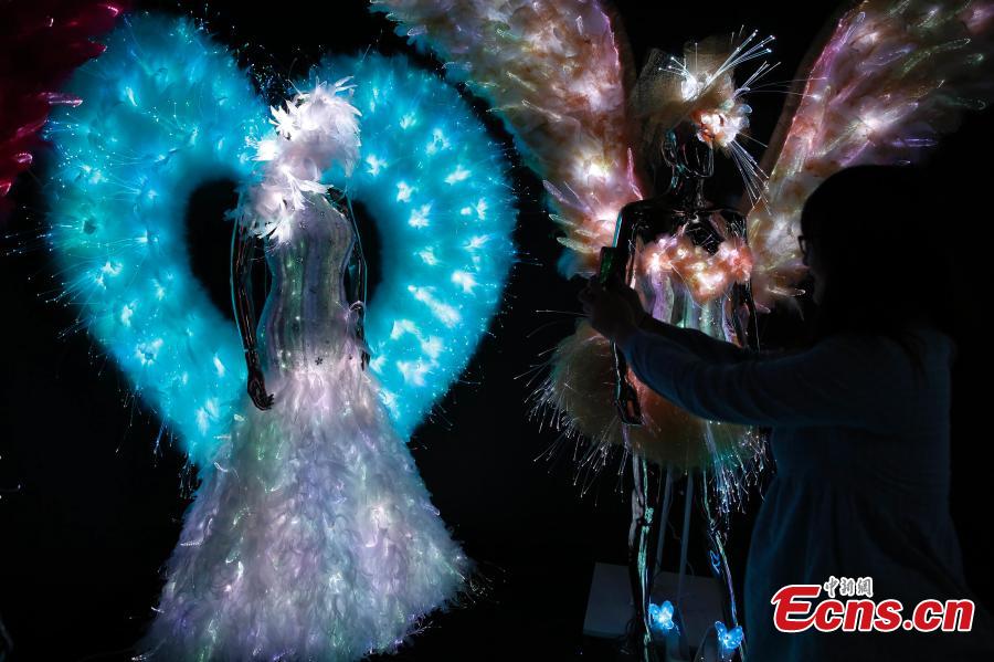 Vestidos de novia iluminados en una exposición de Shanghai