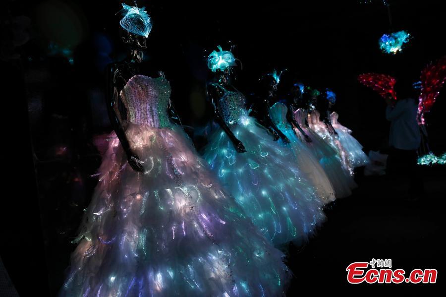 Vestidos de novia iluminados en una exposición de Shanghai