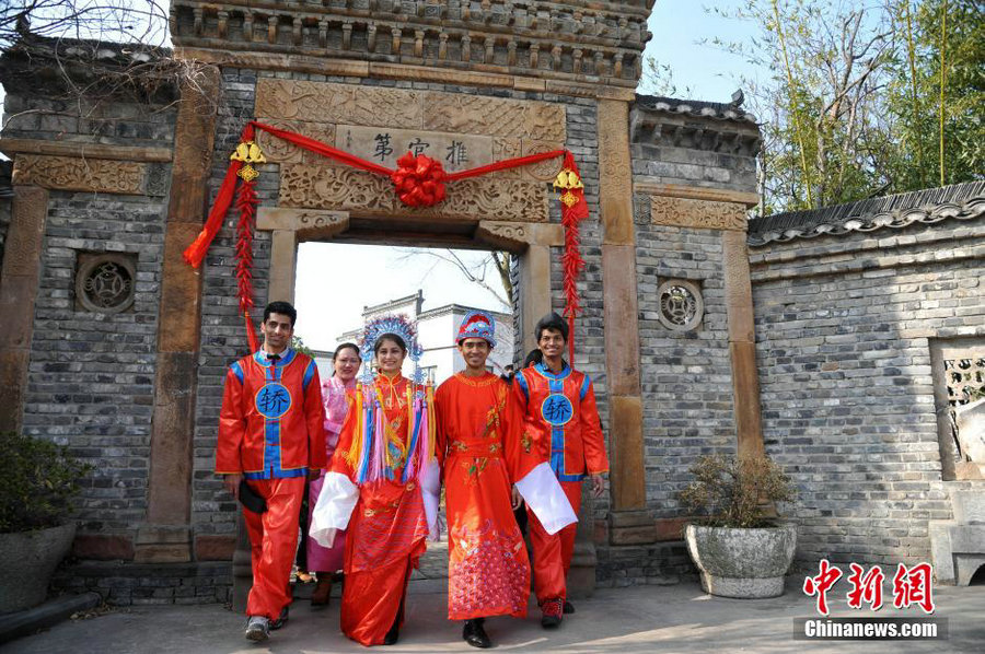 Estudiantes extranjeros participan en una boda de estilo Qing