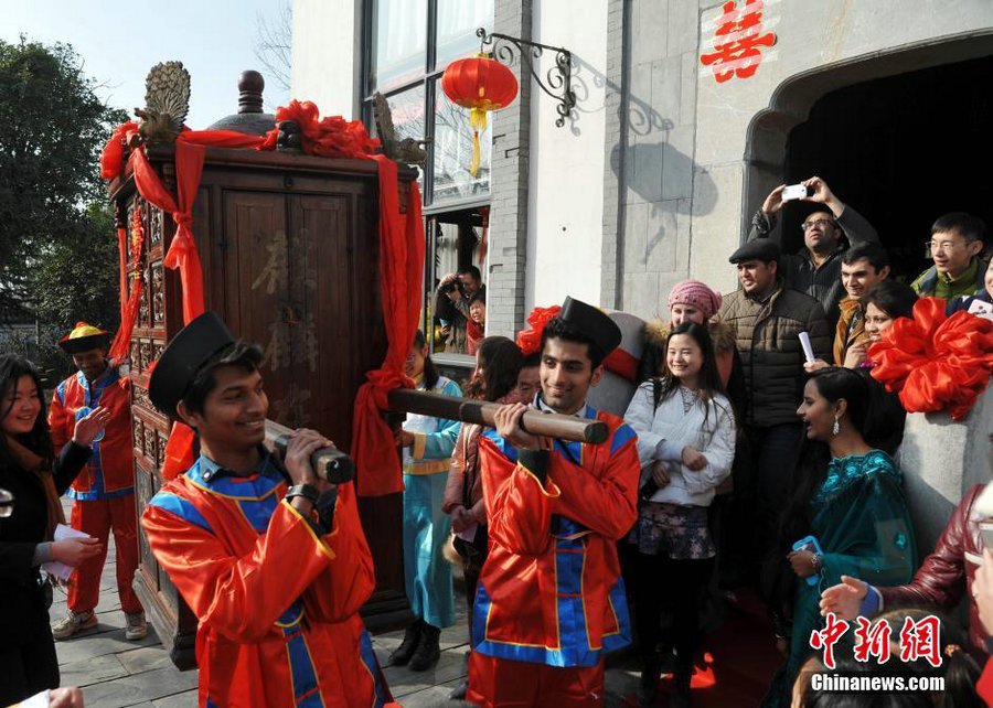 Estudiantes extranjeros participan en una boda de estilo Qing