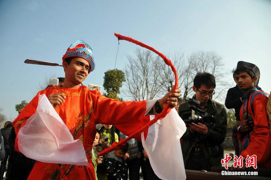 Estudiantes extranjeros participan en una boda de estilo Qing