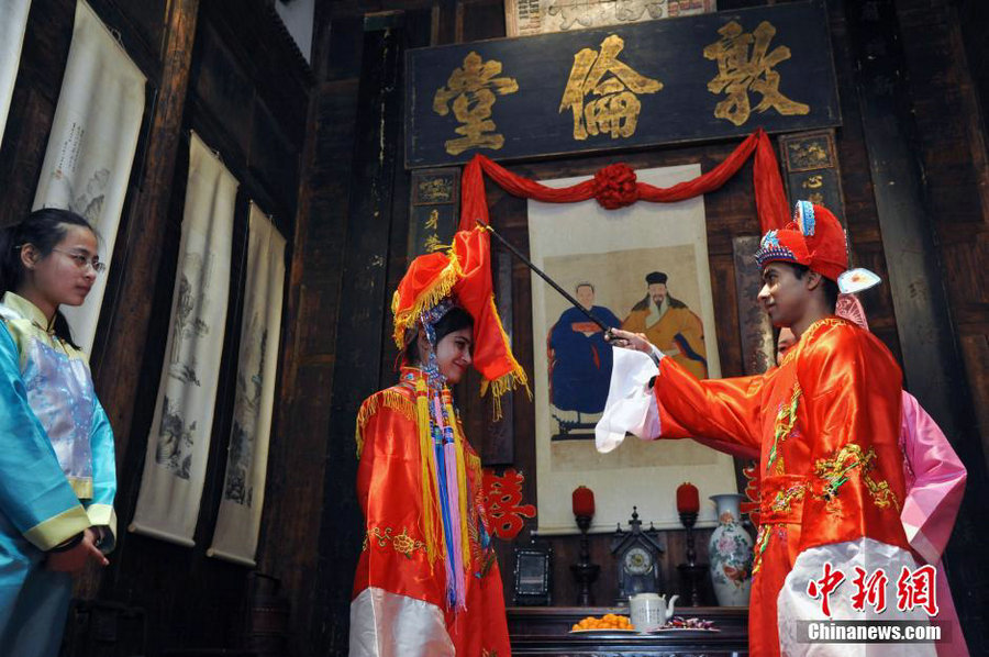 Estudiantes extranjeros participan en una boda de estilo Qing