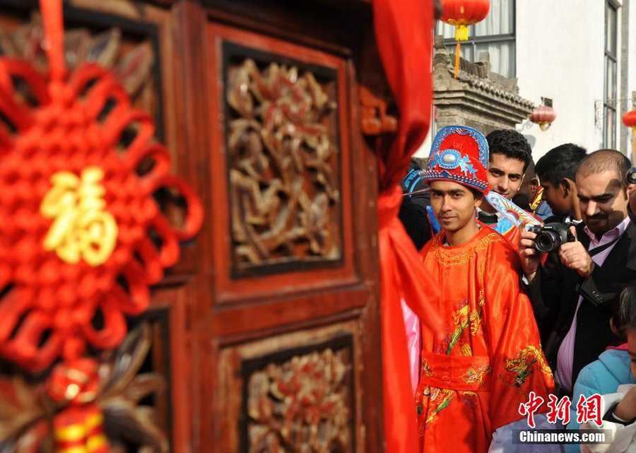 Estudiantes extranjeros participan en una boda de estilo Qing