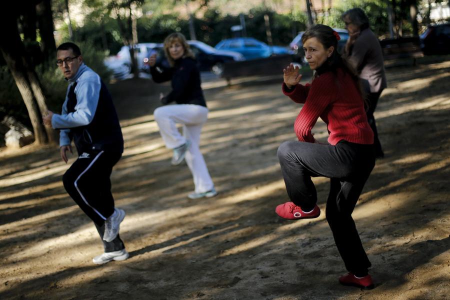 Guadalupe ense?a a sus alumnos taichí en Barcelona, Espa?a, el 6 de diciembre de 2014. Imparte clases cada fin de semana.