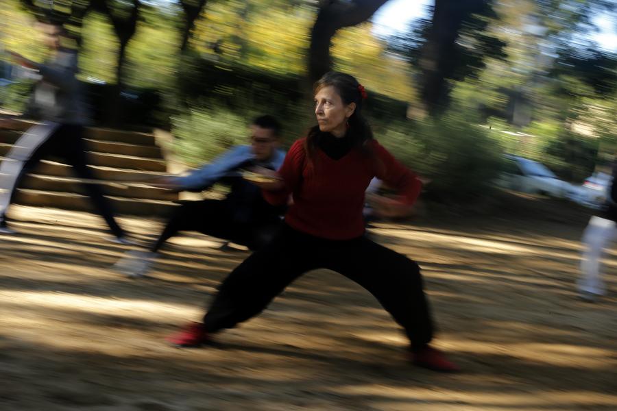 Guadalupe ense?a a sus alumnos taichí en Barcelona, Espa?a, el 6 de diciembre de 2014. Imparte clases cada fin de semana.