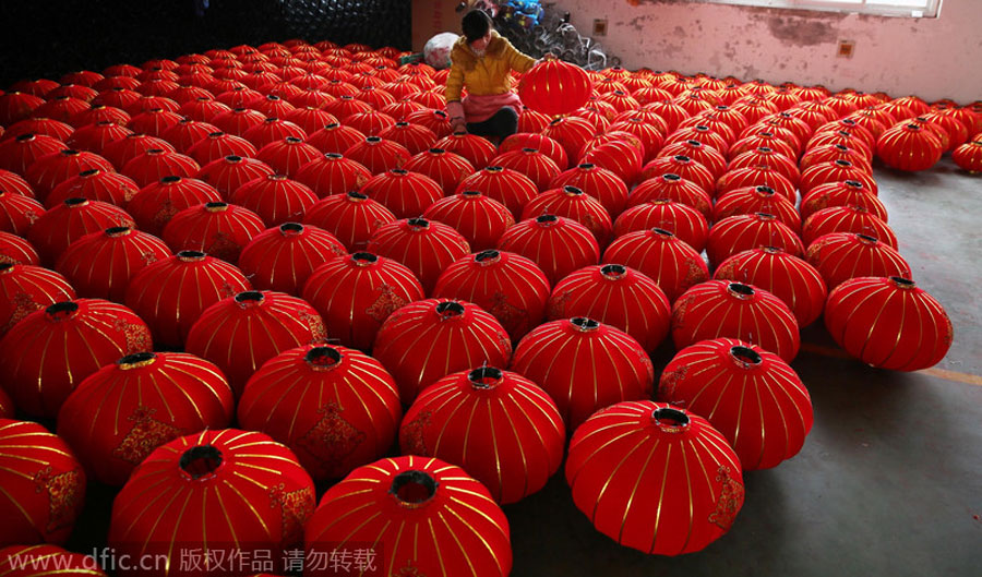 Producción de farolillos?rojos?en?una?fábrica?en?Hefei,?provincia de Anhui,?el 5 de febrero de?2015.?[Foto/IC]