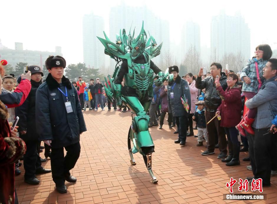 ¨Viajero astral¨ interactua con visitantes en el parque Chaoyang