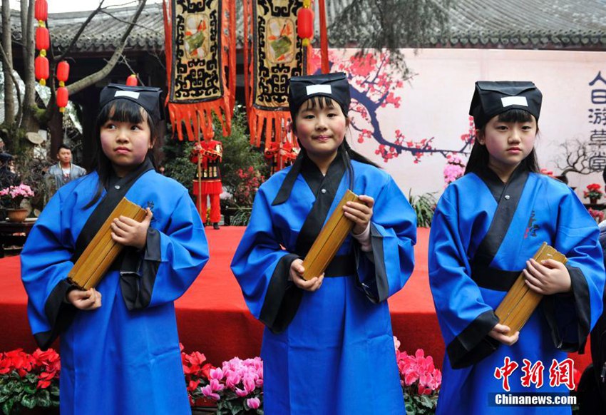 Ciudadanos de Chengdu celebran día de los seres humanos