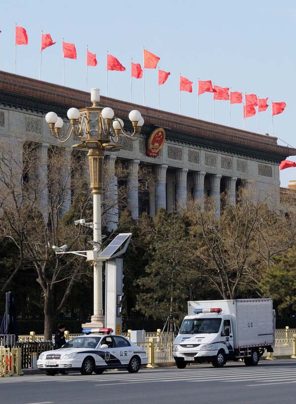 Equipos SWAT armados y unidades policiales han fortalecido la vigilancia en la plaza Tiananmen y sus alrededores. [Foto: CFP]