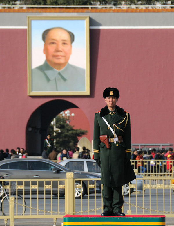 Equipos SWAT armados y unidades policiales han fortalecido la vigilancia en la plaza Tiananmen y sus alrededores. [Foto: CFP]