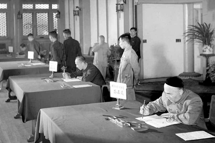 Esta foto tomada en 1954 muestra a los diputados firmando el libro de la 1a reunión. [Foto: QianSijie/Xinhua]