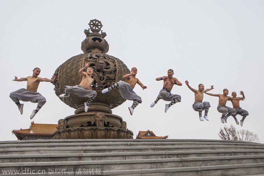 En el templo Wanshou, desafiando las bajas temperaturas y la nieve, un grupo de monjes budistas practicar kung-fu chino. Changchun, Jilin. [Foto: IC]