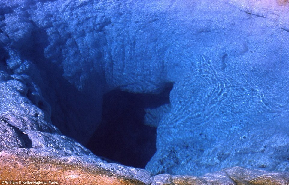 Las monedas cambian el color de un géiser en Yellowstone