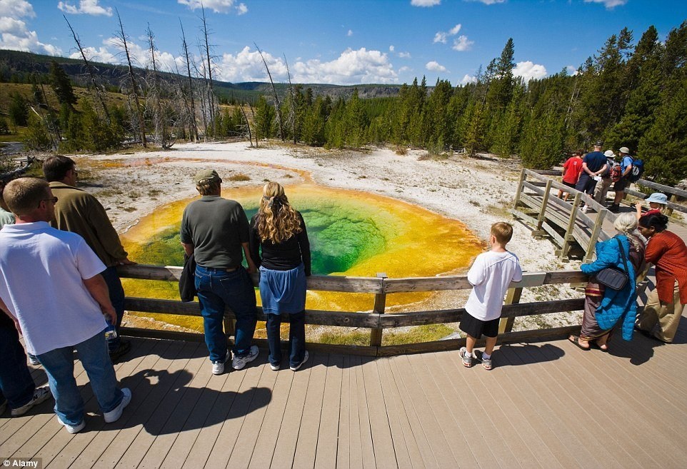 Las monedas cambian el color de un géiser en Yellowstone