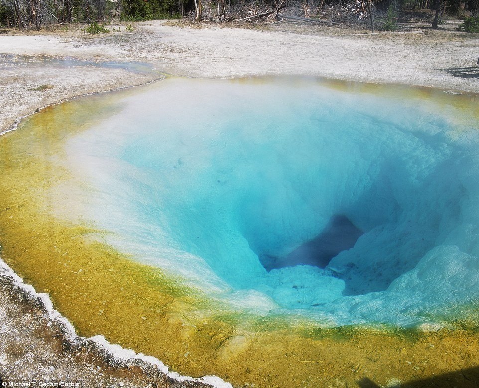 Las monedas cambian el color de un géiser en Yellowstone